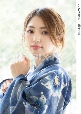浴衣の女性 43032977