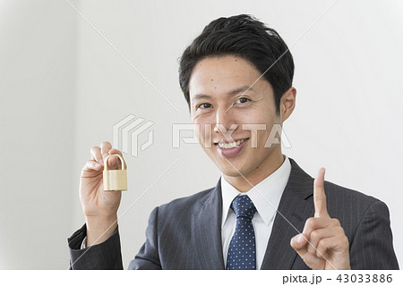 セキュリティ　南京錠　ビジネスマン 43033886
