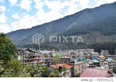 インドのヒマラヤ山岳地帯　マナーリーの街並み　密集する住居やホテル 43034121