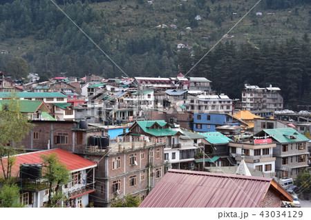 インドのヒマラヤ山岳地帯　マナーリーの街並み　密集する住居やホテル 43034129