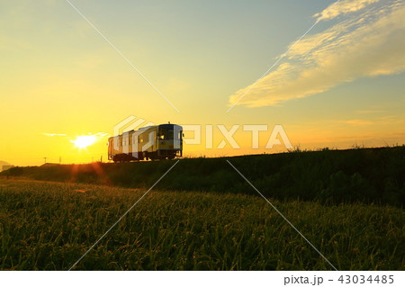 朝焼けの汽車 43034485