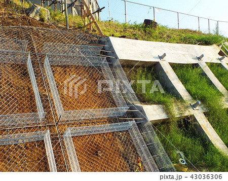 法面防災工事はラス網を張って型枠金網施工へ 法面防災工事はラス網を張って型枠金網施工へ 43036306