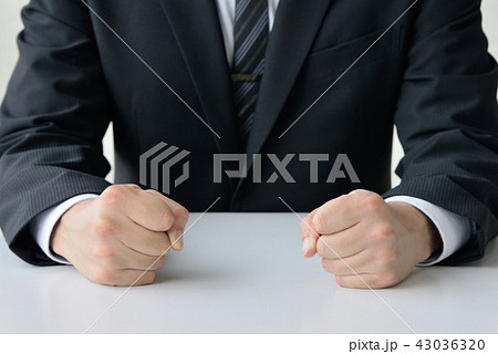 悔しがるビジネスマン 43036320