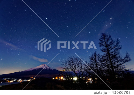 山中湖・石割山から見る富士山に沈む冬の星座 山中湖・石割山から見る富士山に沈む冬の星座 43036702