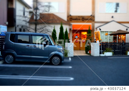ハローウインのケーキ屋さん　ミニチュアジオラマ風写真 43037124