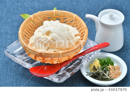 夏の寄せ豆腐、寄せとうふ、ざる豆腐、冷奴(冷やっこ)お豆腐、冷たいとうふ、イメージ。 夏の寄せ豆腐、寄せとうふ、ざる豆腐、冷奴(冷やっこ)お豆腐、冷たいとうふ、イメージ。 43037970