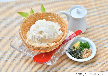 夏の寄せ豆腐、寄せとうふ、ざる豆腐、冷奴(冷やっこ)お豆腐、冷たいとうふ、イメージ。 夏の寄せ豆腐、寄せとうふ、ざる豆腐、冷奴(冷やっこ)お豆腐、冷たいとうふ、イメージ。 43037978