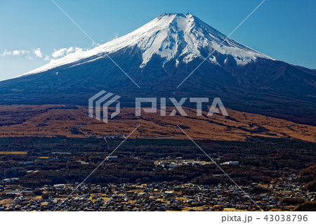 高座山から見る忍野の街並みと富士山 43038796