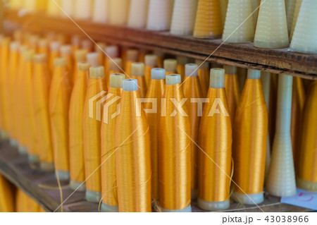 Weaving loom and shuttle on the warp Weaving loom and shuttle on the warp 43038966