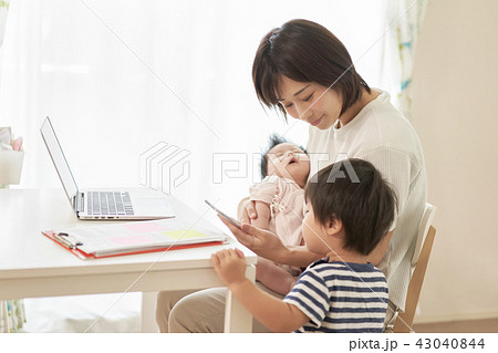 在宅勤務 子供 赤ちゃん 幼児 家族 在宅勤務 子供 赤ちゃん 幼児 家族 43040844