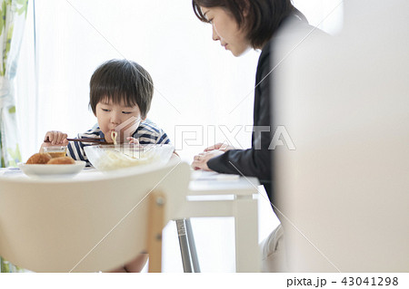 働くママ　シングルマザー　ご飯　家族 43041298