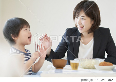 働くママ　シングルマザー　ご飯　家族 43041302