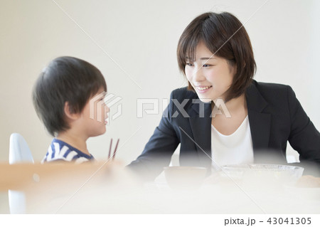 働くママ シングルマザー ご飯 家族 働くママ シングルマザー ご飯 家族 43041305