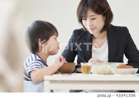 働くママ　シングルマザー　ご飯　家族 43041306