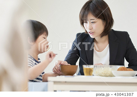 働くママ シングルマザー ご飯 家族 働くママ シングルマザー ご飯 家族 43041307