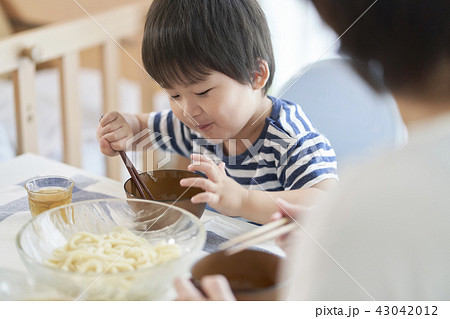 男の子 ご飯 家族 食卓の写真素材