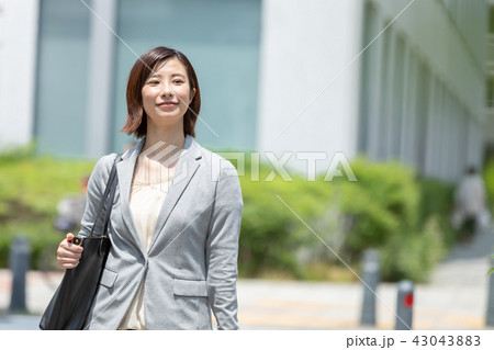 スーツの女性　オフィスレディ　新緑　OL　ビジネス　スーツ　ポートレート　リクルート 43043883