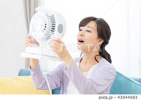 扇風機で涼む主婦 お母さん 母親 扇風機で涼む主婦 お母さん 母親 43044083