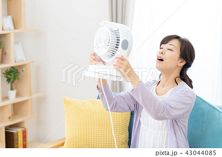 扇風機で涼む主婦　お母さん　母親 43044085