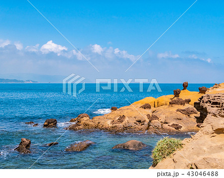 野柳地質公園の波に削られた奇岩と台湾の海岸風景 43046488