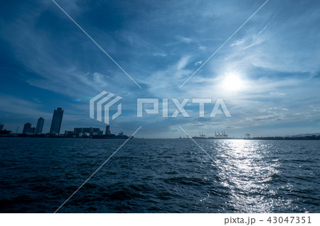 大阪湾　夕景　空　雲　海　山　夏　風景　青空　自然　晴れ　船　大阪 43047351