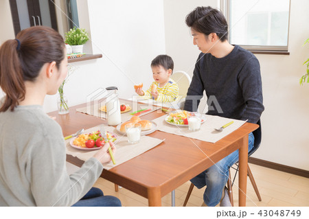 3人家族の食事風景 3人家族の食事風景 43048749