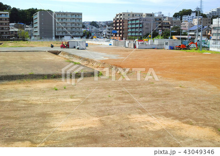 更地となった工場跡地と町並み 43049346