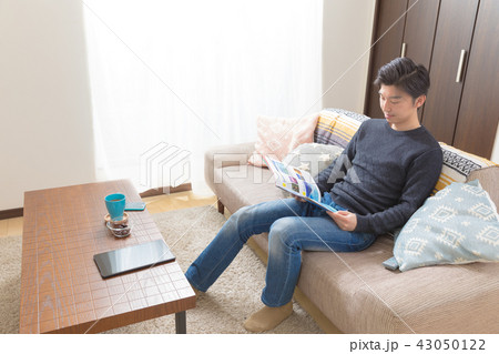 ソファーでくつろぐ男性 ソファーでくつろぐ男性 43050122