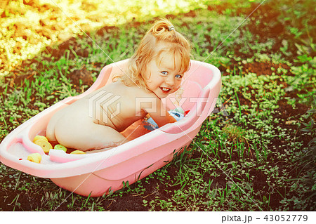 child washes in the bath 43052779