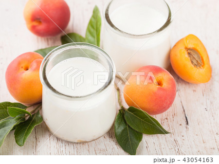 Fresh cream dessert with raw organic apricots 43054163