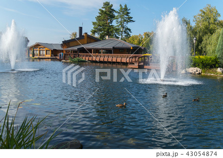 Wonderful view of the lake with high fountains and 43054874