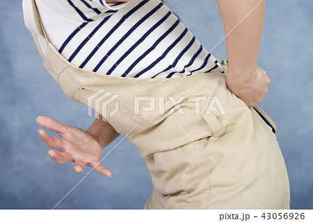 腰痛を訴える女性 腰痛を訴える女性 43056926