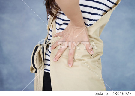 腰痛を訴える女性 腰痛を訴える女性 43056927