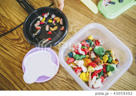 容器に入っているカラフルな粘土 43059302