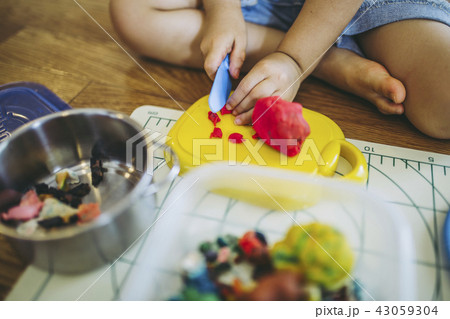 粘土あそびを楽しむ子ども 43059304