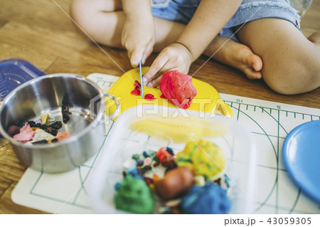 粘土あそびを楽しむ子ども 43059305