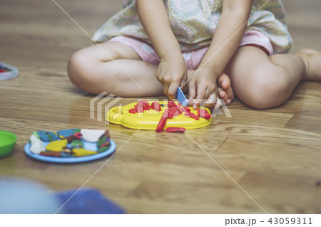 粘土あそびを楽しむ子ども 43059311