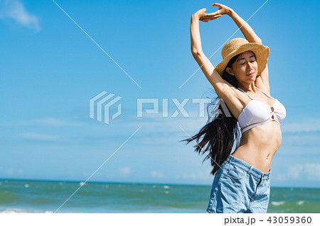 ビキニの若い女性 ビーチリゾートの写真素材