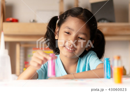 The little girl is testing color 43060023
