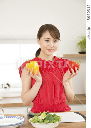 女性　野菜　キッチン 43060312