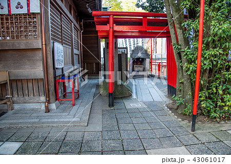 千代保稲荷の境内 赤い鳥居 重軽石 千代保稲荷の境内 赤い鳥居 重軽石 43061017