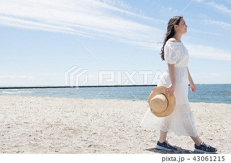 女子旅　砂浜を歩く若い日本人女性 43061215