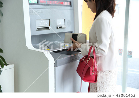 ATMを利用する女性 ATMを利用する女性 43061452