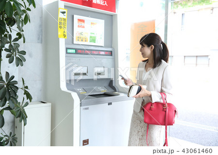 ATMを利用する女性 ATMを利用する女性 43061460