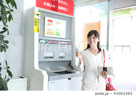 ATMを利用する女性 ATMを利用する女性 43061462