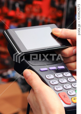 Using payment terminal for paying with smartphone Using payment terminal for paying with smartphone 43062075
