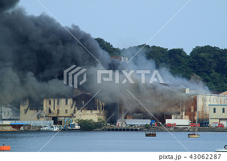 田浦港町倉庫火災の消火活動 43062287