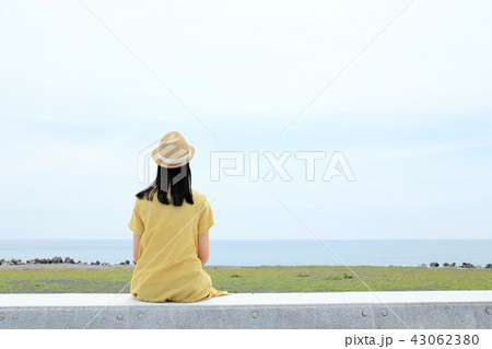 海を見つめる若い女性の後ろ姿 43062380