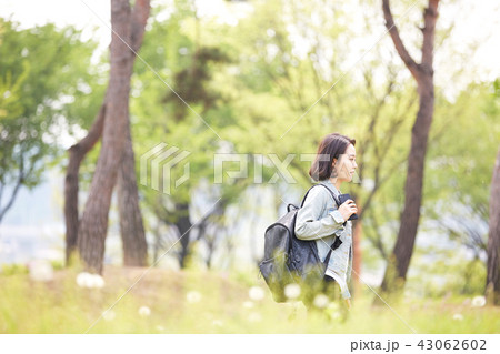 韓国人 若い女性 公園 43062602