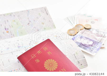 海外旅行イメージ パスポート、地図とポンド イギリス 海外旅行イメージ パスポート、地図とポンド イギリス 43063144